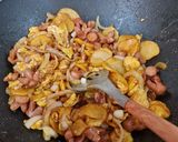 Foto langkah ke 3 dari resep Tumis Sosis Kentang Telur.
