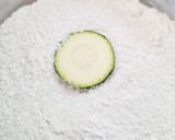 Foto del paso 2 de la receta: Chips de calabacín súper crujiente con salsa de yogur