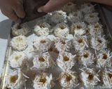 Foto langkah ke 5 dari resep Thumbprint Cheese Chocolate.