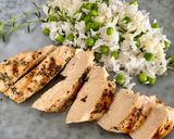 Une image de l'étape 3 de Blanc de poulet à la poêle et riz aux petits pois.