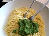 Sos pesto făcut în casă cu spaghetti