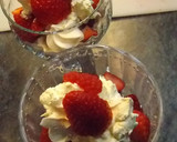 Foto del paso 3 de la receta: Postre fácil de fresas con merengues y crema