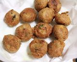 A picture of step 3 of Oats Idli Pakora.