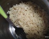 Foto langkah ke 2 dari resep Telur dadar mie instan.