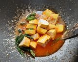Foto langkah ke 2 dari resep Tumis Kuah Santan Tahu dan Kacang Panjang.