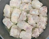 Hình bước làm 2 của món Sườn sốt trứng muối