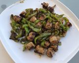 Une image de l'étape 7 de Saucisses aux poivrons verts et épices créoles.