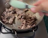 Foto del paso 4 de la receta: Huevos Revueltos, Bistec y Frijoles Negros Refritos