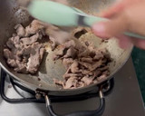 Foto del paso 4 de la receta: Huevos Revueltos, Bistec y Frijoles Negros Refritos
