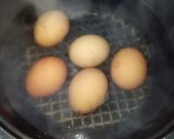Hình bước làm 1 của món Scotch Eggs (Trứng lòng đào bọc thịt chiên xù)