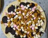 Gambar langkah 4 resipi S'mores Pizza.