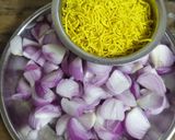 સેવ ડુંગળી નું ઇન્સ્ટન્ટ શાક (Sev Dungri Instant Shak Recipe In Gujarati) રેસીપી સ્ટેપ1ફોટો