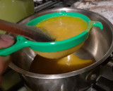 Foto del paso 4 de la receta: Chile de agua relleno de huitlacoche con espejo de crema de pimiento y gusanito de maguey