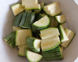 Foto del paso 1 de la receta: Ensalada de calabacitas a la vinagreta
