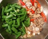 Foto langkah ke 5 dari resep Tumis Bunga Bawang Jamur.