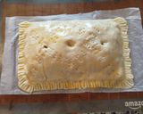 Foto del paso 7 de la receta: Empanada de pollo con bacon, pasas y queso
