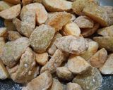 Foto langkah ke 3 dari resep Baby Potato Wedges.