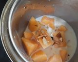A picture of step 2 of Muskmelon almond milk shake.