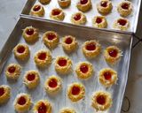Foto langkah ke 4 dari resep Strawberry Cheese Tumbrint Cookies.