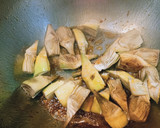 Foto del paso 3 de la receta: Wok de verduras y gambas con aceite esencial de frutos secos