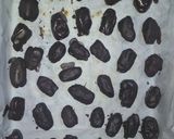 Foto langkah ke 3 dari resep Kurma Cokelat Mete.