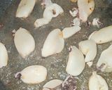 Foto del paso 3 de la receta: Chipirones y pechuga de pollo en salsa