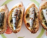 A picture of step 2 of Bruschette di pesto e sardine.
