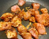 Une image de l'étape 1 de Blanc de poulet et champignons de Paris à la crème et au paprika.