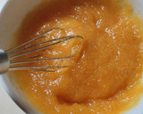 Foto del paso 3 de la receta: Mousse de chocolate blanco con interior de mango y frambuesas