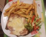 Foto del paso 4 de la receta: Milanesa napolitana con fritas y ensalada