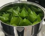 A picture of step 3 of Ka-Nhom-Tian Kaew, Stuffed Dough Pyramid Dessert.