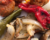 Foto del paso 6 de la receta: Verduras (cebollas, pimientos y berenjena) al horno, en papillote