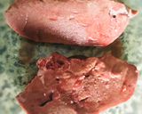 Foto del paso 1 de la receta: BIFES DE HÍGADO VACUNO (salteados con cebolla, tomate y vino blanco) 🍲👏😋😋❤️