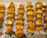 Foto del passaggio 4 della ricetta Spiedini di pollo con zucchine