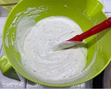 Foto del passaggio 6 della ricetta Cheesecake al basilico, limone e miele con yogurt, pinoli e morette di rovo