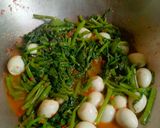 Foto langkah ke 2 dari resep Oseng Kangkung Telur Puyuh.