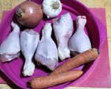 Foto del paso 1 de la receta: Muslos de pollo estofados con almendras, arándanos y pasas