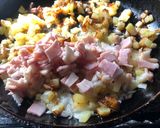 Foto del paso 4 de la receta: Huevos con papas 🥔 y tocino 🥓
