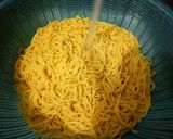 Gambar langkah 5 resipi Mi Kuning Homemade.