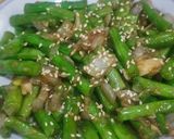 Foto langkah ke 4 dari resep Tumis Buncis bawang putih dan bombai dengan Wijen dan saus tiram.