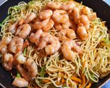 Hình bước làm 6 của món Mì trứng xào tôm, đậu cove
