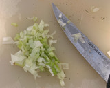 Foto del paso 4 de la receta: Ensalada de garbanzos, salmón y espárragos con salsa de yogur y cacahuetes