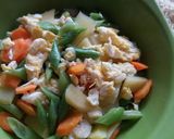 Foto langkah ke 6 dari resep Tumis Wortel, Buncis, Kentang dan Telur.