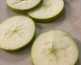 Une image de l'étape 1 de Rondelles de pomme a la pâte d’arachides.