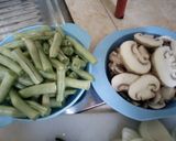 Foto langkah ke 1 dari resep Tumis Buncis Jamur Kancing.