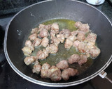 Foto del paso 3 de la receta: Arroz meloso de carrilleras al Oporto con surtido de setas