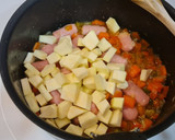Foto del paso 4 de la receta: Salchichas frescas guisadas con verduras
