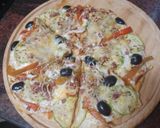 Foto del paso 7 de la receta: Pizza con calabacín, pimiento morrón y jamón serrano