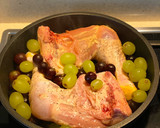 Foto del paso 4 de la receta: Pollo asado con uvas