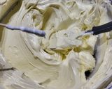 Foto del paso 2 de la receta: Buttercream blanco para cubrir tortas